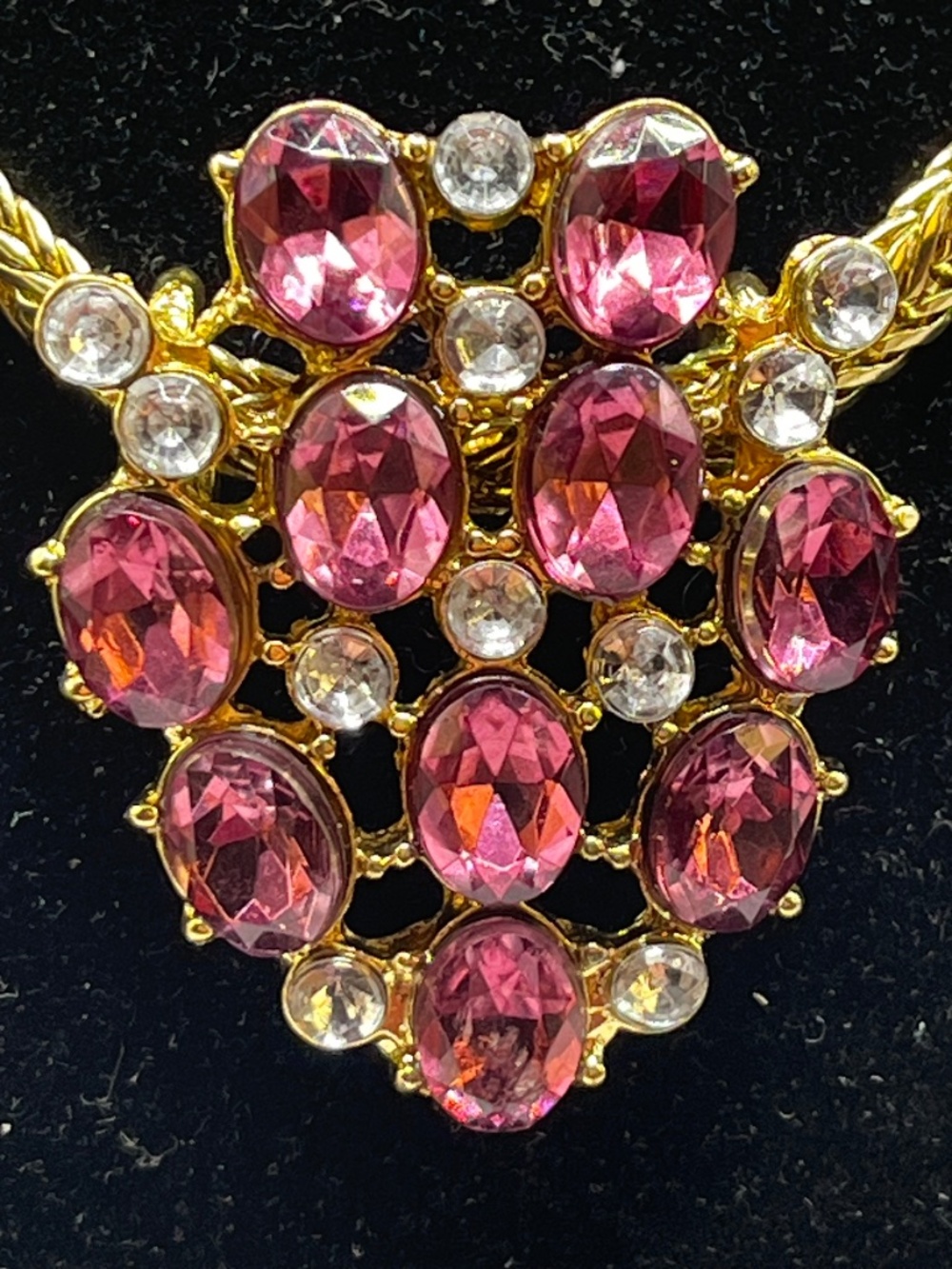 Beautiful vintage gold tone necklace with stunning pink & clear stones-